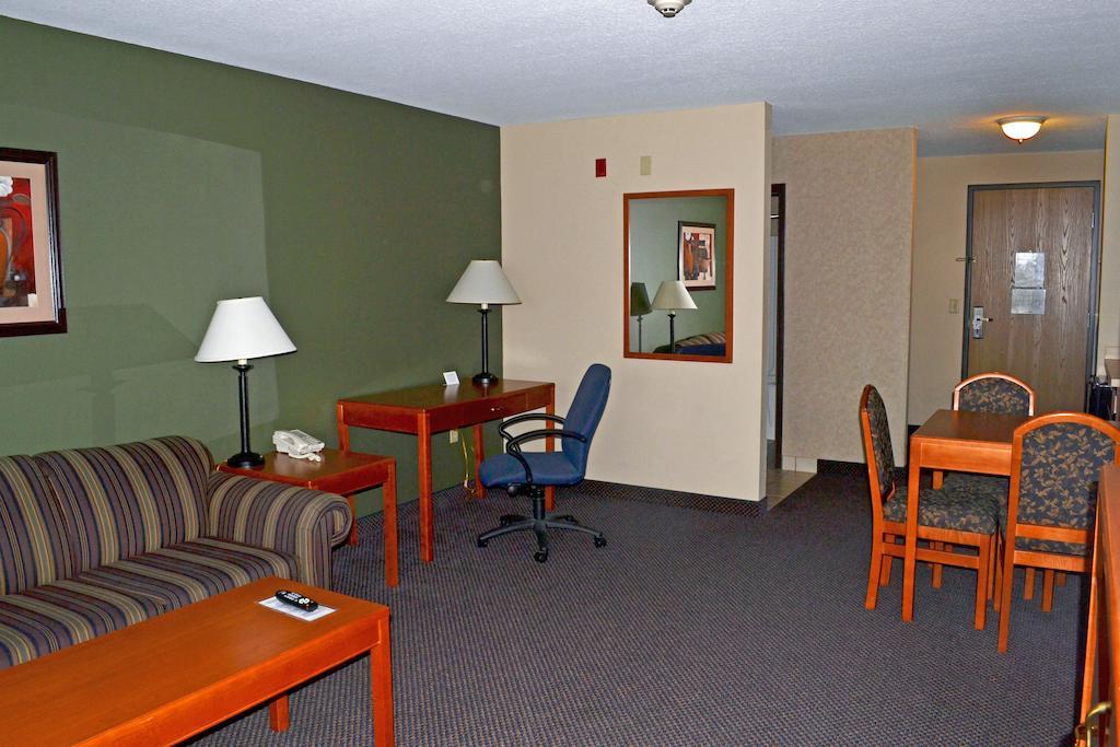 Paola Inn And Suites Zimmer foto