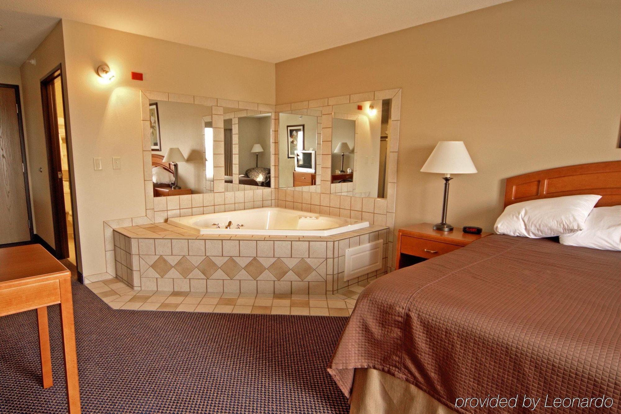 Paola Inn And Suites Zimmer foto