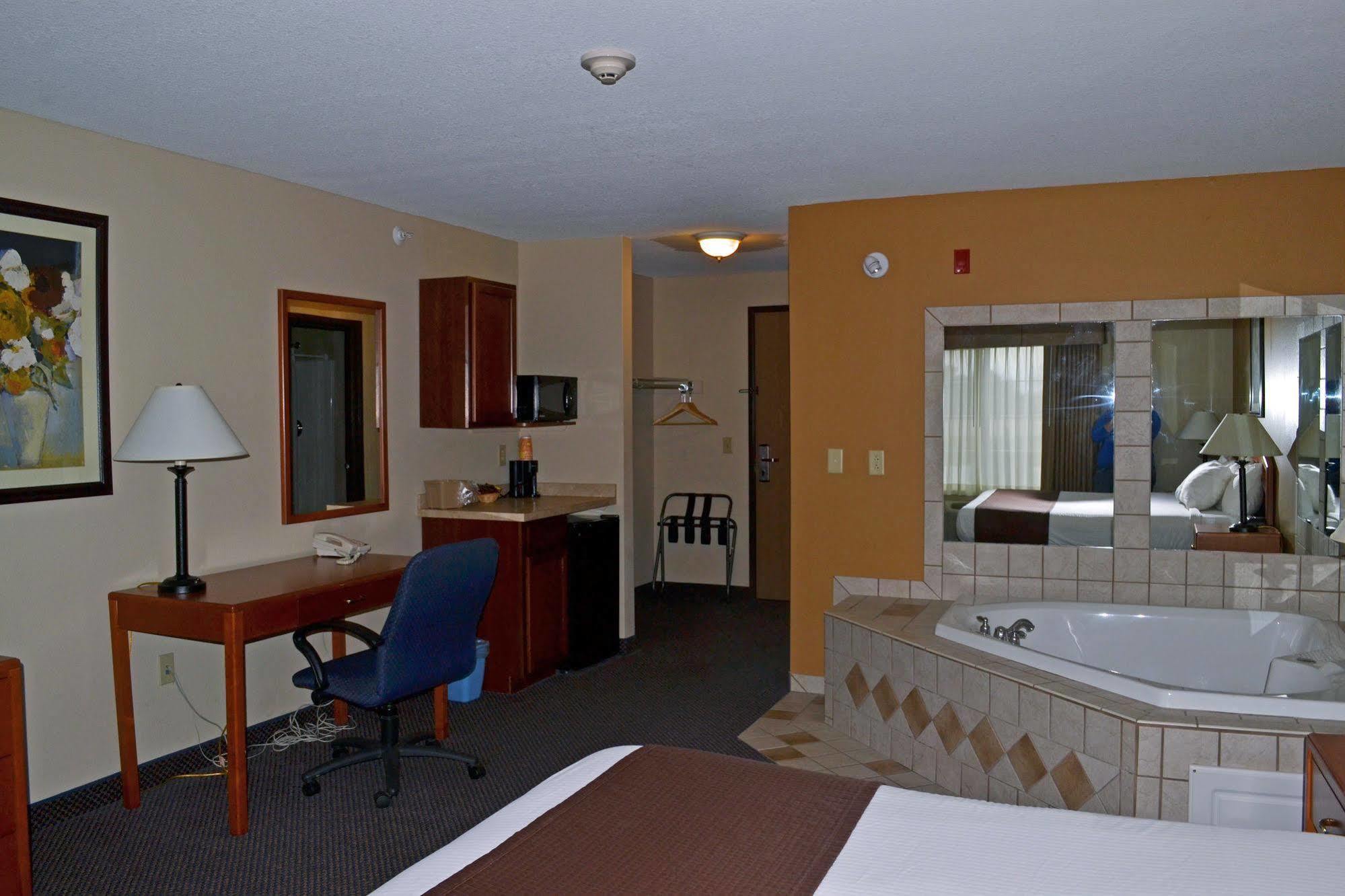 Paola Inn And Suites Exterior foto