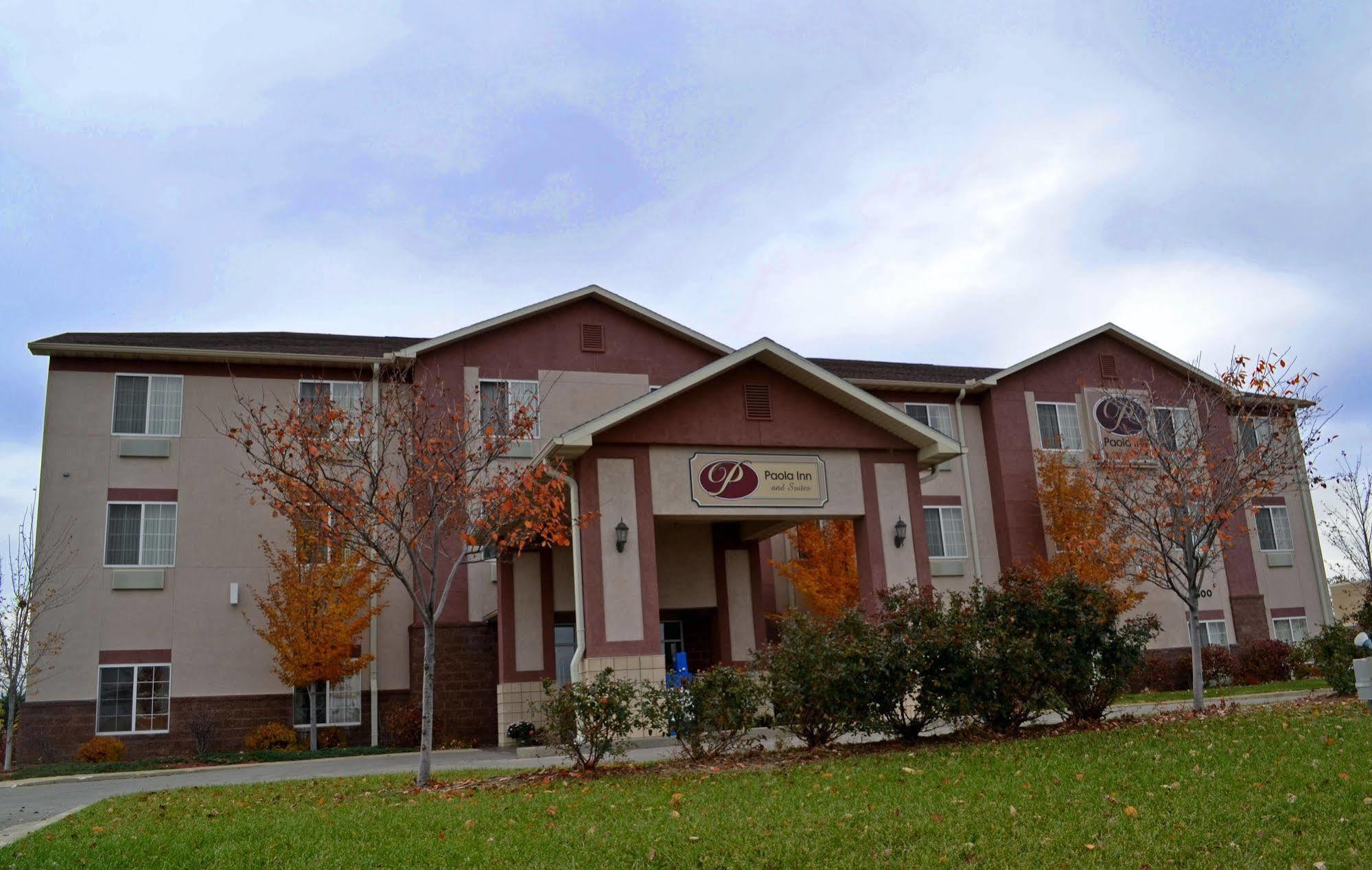 Paola Inn And Suites Exterior foto